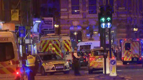 La policía y rescatistas están en el lugar del accidente en el Puente de Londres.