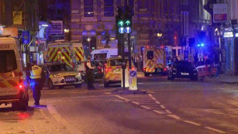 La policía y rescatistas están en el lugar del accidente en el Puente de Londres.