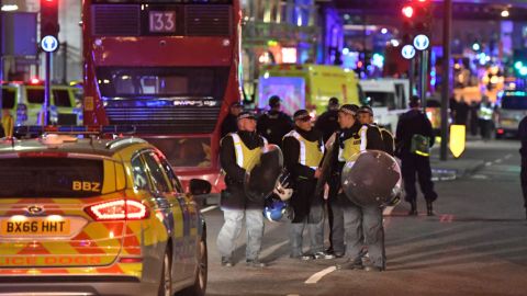 Policías rodean el Puente de londres tras un ataque terrorista.