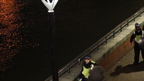 La policía evacúa a las personas en el Puente de Londres tras el ataque.