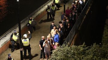 La policía evacúa a las personas en el Puente de Londres tras el ataque.