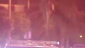 Paramédicos y policías asisten a la mujer después de ser atacada por su propio perro. (KTLA)