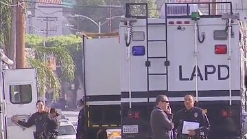 Agentes de policía en el área donde el joven fue disparado.