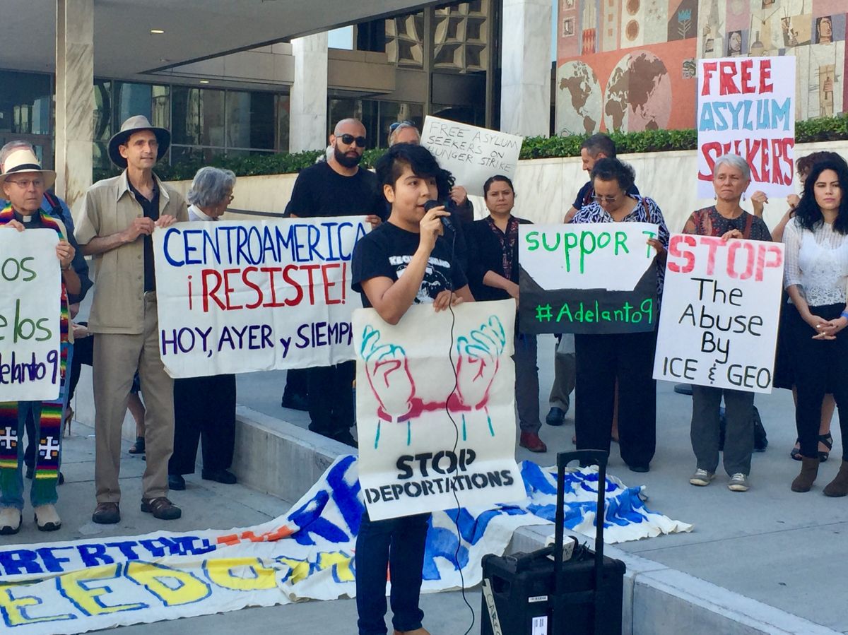 Activistas proinmigrantes se solidarizan con los huelguistas de hambre en el Centro de Detención Adelanto. .