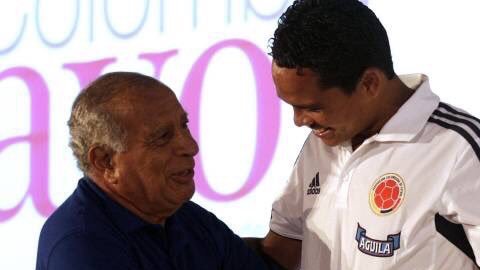 Carlos Bacca (der.) compartió esta foto para despedirse del legendario Marcos Coll (izq.).