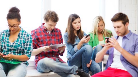 Aunque los millennials tienen sus grupos de amigos, necesariamente no necesitan tener con ellos un contacto físico ya que están conectados globalmente con otras personas a través de la red cibernética.