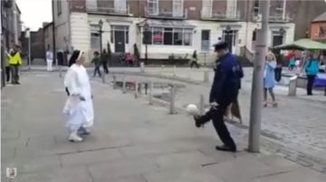 La monja y el policia hicieron un reto de dominadas