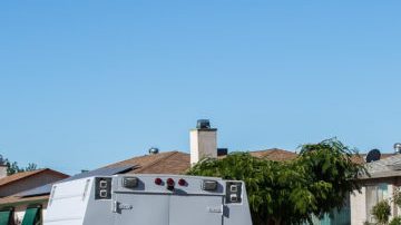 Una unidad de investigación del Sheriff estacionada fuera de la residencia.