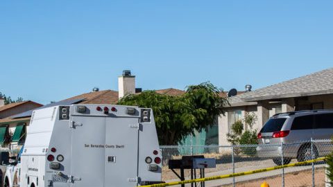 Una unidad de investigación del Sheriff estacionada fuera de la residencia.