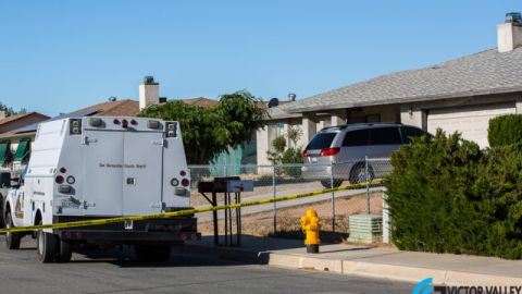 Una unidad de investigación del Sheriff estacionada fuera de la residencia.