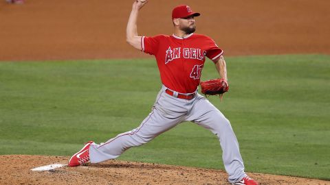 Ricky Nolasco lanza durante el partido del lunes en Dodger Stadium. El derecho de los Angels llegó al partido como el pitcher con más jonrones recibidos este año en Grandes Ligas.