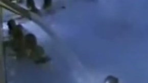 Pasó más de cuatro minutos tratando de salir del agua