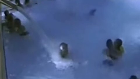 Pasó más de cuatro minutos tratando de salir del agua
