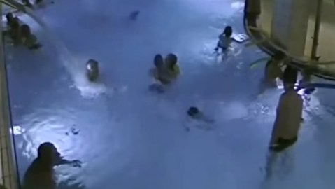 Pasó más de cuatro minutos tratando de salir del agua