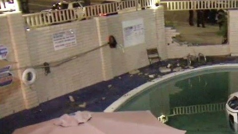 La camioneta en la piscina del Vagabond Inn.