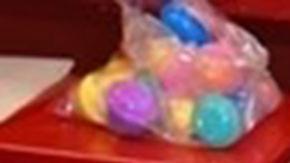 La máquina expendedora está vinculada a la empresa Snack Time Vending.