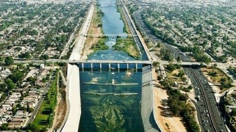 El río de Los Ángeles fluye desde Canoga Park hasta la ciudad de Long Beach.