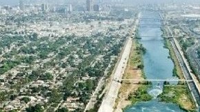 El río de Los Ángeles fluye desde Canoga Park hasta la ciudad de Long Beach.