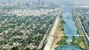 El río de Los Ángeles fluye desde Canoga Park hasta la ciudad de Long Beach.
