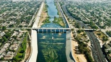 El río de Los Ángeles fluye desde Canoga Park hasta la ciudad de Long Beach.
