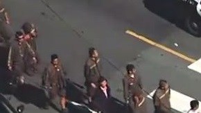 Imagen aérea muestra a un gran número de trabajadores de UPS caminando por la calles tras ser evacuados del edificio donde ocurrió el tiroteo.