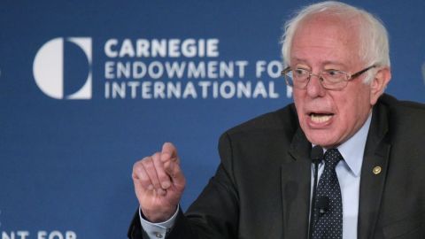 El senador Bernie Sanders y su esposa son investigados por el FBI.