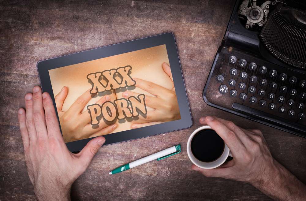 Deja la iglesia y se pasa al porno, así es su historia - La Opinión