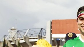 Aficionados mexicanos con una piñata con la forma de Donald Trump afuera del estadio Azteca.