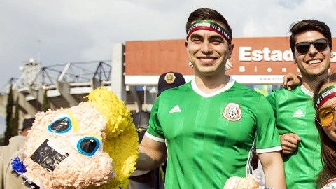 Aficionados mexicanos con una piñata con la forma de Donald Trump afuera del estadio Azteca.