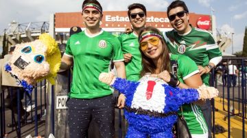 Aficionados mexicanos con una piñata con la forma de Donald Trump afuera del estadio Azteca.
