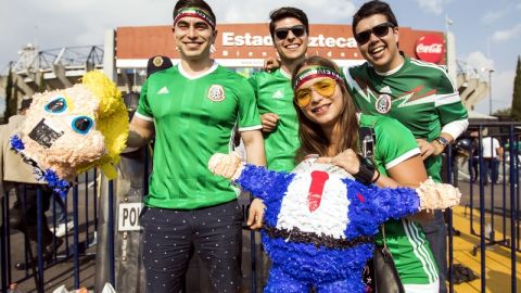 Aficionados mexicanos con una piñata con la forma de Donald Trump afuera del estadio Azteca.