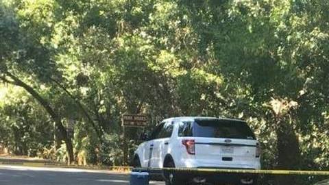 Coche de policía cerca del parque River Bend.