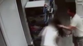 El sospechoso agarró a la víctima de la cabellera.