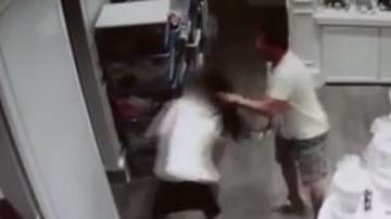 El sospechoso agarró a la víctima de la cabellera.