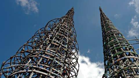 Watts es hogar de unos 40,000 habitantes, en su mayoría latinos y afroamericanos.