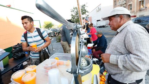 Cada día, aproximadamente 10,000 vendedores ambulantes laboran en la ciudad de Los Ángeles.