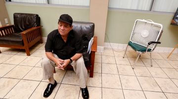 Carlos Ardón, de 70 años, carece de un hoga y acude a un centro para personas de tercera edad cuando la temperatura se vuelve insoportable.