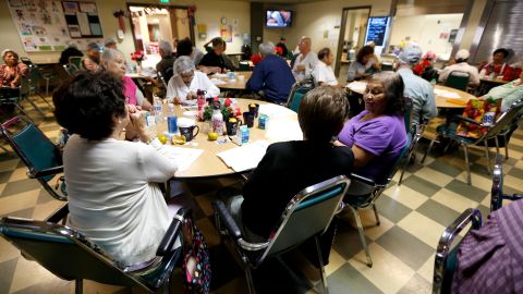 Las vacunas han permitido que los ancianos regresen a los centros de cuidado de salud. (Photo by Aurelia Ventura/La Opinion)