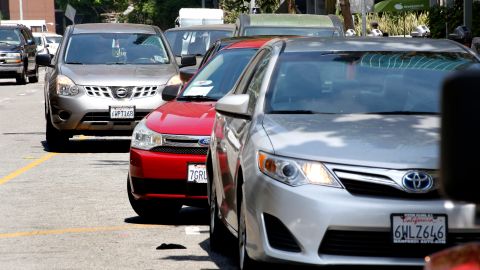 07/13/17/LOS ANGELES/A motorist parks his vehicle in the downtown Los Angeles area. (Photo Aurelia Ventura/ La Opinion)