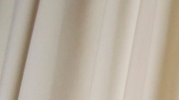 Residentes de Inglewood se manifiestan durante una junta del ayuntamiento en contra del estadio para los Clippers.