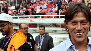 Los técnicos de Chivas y Porto  tras el partido de la Supercopa Tecate en Guadalajara.