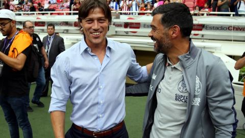 Los técnicos de Chivas y Porto tras el partido de la Supercopa Tecate en Guadalajara.