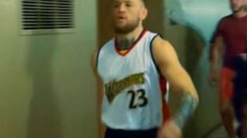 Conor McGregor con el jersey de los Golden State Warriors,