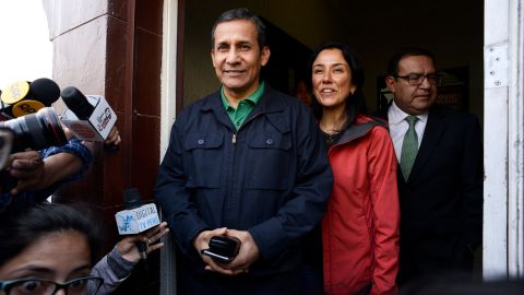 Ollanta Humala abandona junto a su esposa (d) el local de su partido político en Lima.