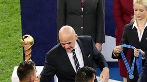 Los jugadores alemanes hicieron pasillo a los chilenos, quienes les devolvieron la cortesía en la ceremonia de premiación de la Copa Confederaciones Rusia 2017.