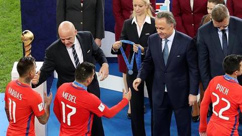 Los jugadores alemanes hicieron pasillo a los chilenos, quienes les devolvieron la cortesía en la ceremonia de premiación de la Copa Confederaciones Rusia 2017.