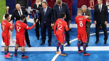 Los jugadores alemanes hicieron pasillo a los chilenos, quienes les devolvieron la cortesía en la ceremonia de premiación de la Copa Confederaciones Rusia 2017.