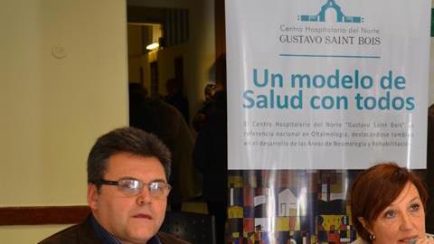 Susana Muñíz (centro) de la Administración de los Servicios de Salud del Estado (ASSE). EFE