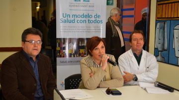 Susana Muñíz (centro) de la Administración de los Servicios de Salud del Estado (ASSE). EFE