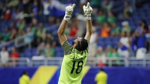 El arquero Derby Carrillo de El Salvador celebra el gol.